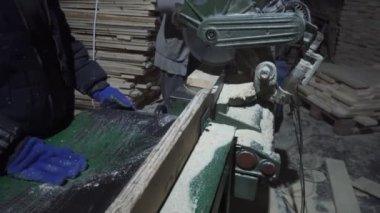 İnsanlar kesme tahtaları fabrikada