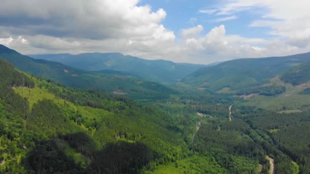 Montagne des Carpates avec une hauteur de vol des oiseaux — Video