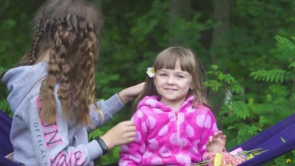 Twee meisjes spelen op de hangmat — Stockvideo