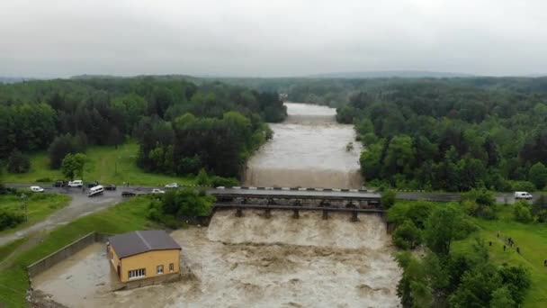 Desastre. Avance de la presa. Catástrofe. Fluir rápido río furioso . — Vídeos de Stock