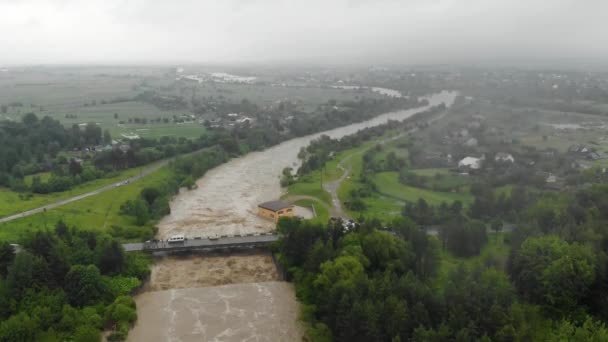 Un desastre. Cataclismo. Catástrofe.Fast río que fluye furioso . — Vídeos de Stock