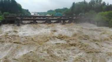 Felaket. Kirli su. Şiddetli yağmurdan sonra. Dev kaynamış kahverengi çamurlu su.