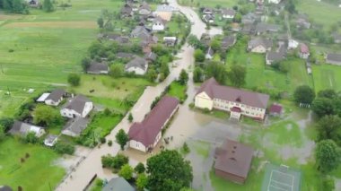 Felaket! Felaket. Felaket. Şiddetli yağmurdan sonra hızlı akan nehir. Dev kaynamış kahverengi çamurlu su.