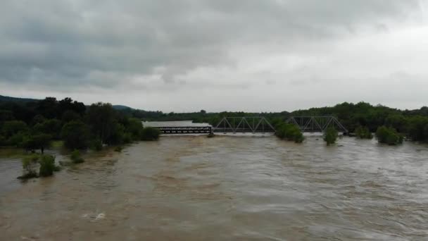 Désastreu.Après une forte pluie. Eau boueuse brune boueuse géante. — Video