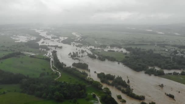 Disastro. Dopo una forte pioggia. Gigante acqua torbida marrone fangosa. — Video Stock