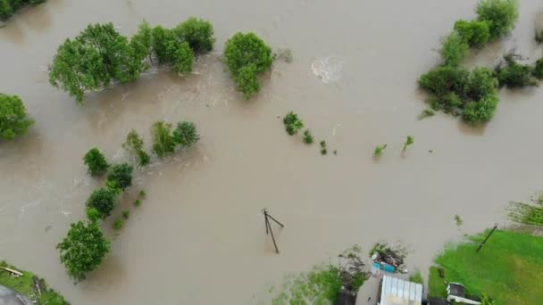 Un desastre. Cataclismo. Catástrofa.Fast fluye río furioso.Después de una fuerte lluvia. Agua fangosa marrón agitada gigante . — Vídeo de stock