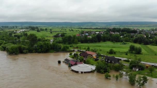 Katastrofa.Brudna woda.Opuchnięte gotowanie tworzenia. Uszkodzenie środowiska. Po silnym deszczu. Gigantyczna brązowa błotnista woda. — Wideo stockowe