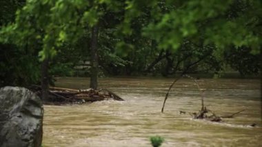 Doğal afet. Hızlı akan azgın nehir. Toprak ve çamur aşağı doğru ilerliyor. Şiddetli yağmurdan sonra. .