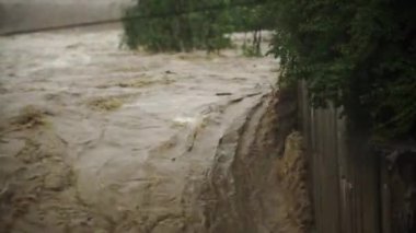 Doğal afet. Kirli su. Şiddetli yağmurdan sonra. Felaket. Sel baskını. .