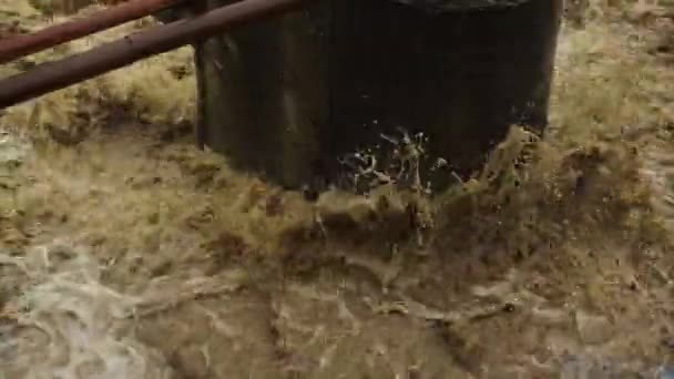 Catastrophe naturelle. Rivière qui coule rapidement. Le sol et la boue se dirigent vers le bas. Après une forte pluie.Inondations .