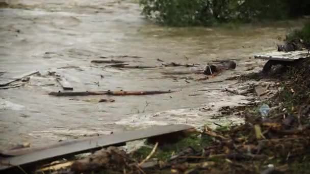 Природні Катастрофи Швидко Тече Густа Річка Грунт Бруд Рухаються Вниз — стокове відео