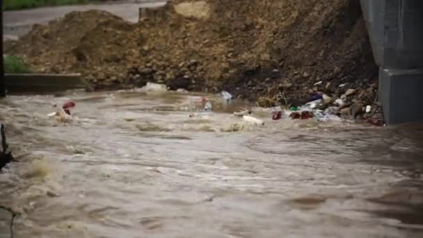 Desastre Natural Fluye Rápido Río Furioso Suelo Barro Mueven Hacia — Vídeos de Stock