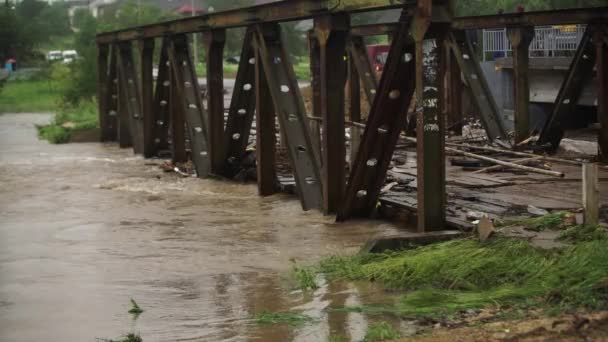 Стихийное Грязная Вода После Сильного Дождя Cataclysm Flood — стоковое видео