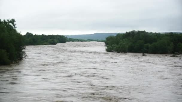 Naturkatastrof. Snabbflytande rasande flod. Jord och lera rör sig nedåt. Efter kraftiga regn.Översvämningar . — Stockvideo