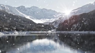 Kar Yağışı ile Kış Gölü ve Hills Manzara