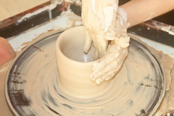 Mãos Femininas Trabalhando Roda Cerâmica — Fotografia de Stock