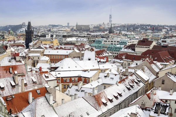 布拉格的全景与它的房子和地标在冬天 — 图库照片
