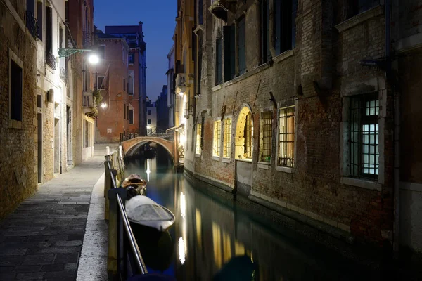 Vista Nocturna Del Canal Venecia Con Luz Calle Iluminando Puente — Foto de Stock