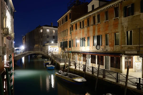 Vista Nocturna Del Canal Venecia Con Luz Calle Iluminando Puente — Foto de Stock