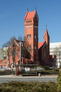 Minsk, Beyaz Rusya - 13 Mart 2014. Minsk Bağımsızlık Meydanı'nda Aziz Simon ve Helena Kırmızı kilise Kilisesi.
