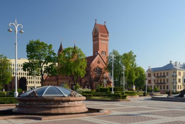 Minsk, Beyaz Rusya - 13 Mayıs 2019. Aziz Simon ve Helena Kilisesi. Minsk Bağımsızlık Meydanı'nda Kırmızı kilise.