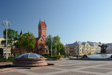 Minsk, Beyaz Rusya - 13 Mayıs 2019. Aziz Simon ve Helena Kilisesi. Minsk Bağımsızlık Meydanı'nda Kırmızı kilise.