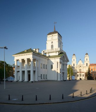 Beyaz Rusya, Minsk - 13 Mayıs 2019. Minsk Tarihi merkezi, Beyaz Rusya: Belediye Binası, Our Lady Kilisesi.