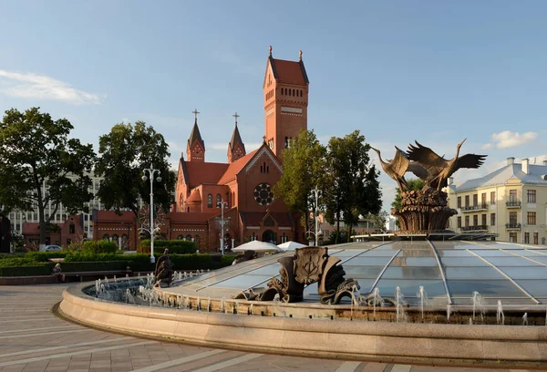 Minsk, Belarus - 12 Eylül 2019. Azizler Kilisesi Simon ve Helena. Minsk 'teki Independence Meydanı' ndaki Kızıl Kilise.
