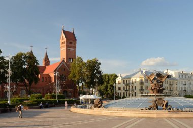 Minsk, Belarus - 12 Eylül 2019. Azizler Kilisesi Simon ve Helena. Minsk 'teki Independence Meydanı' ndaki Kızıl Kilise.