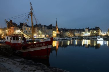 Honfleur / Fransa - 8 Ocak 2018. Honfleur 'un pitoresk limanı, yatlar ve suya yansıyan eski evler. Fransa, Normandiya, Avrupa
