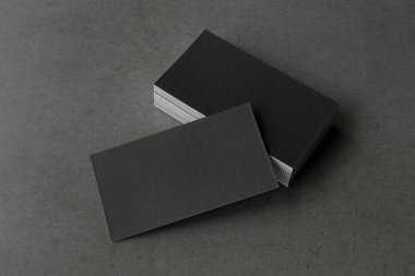 Kartvizitler boş. Siyah arka plan modeli. Metin için alanı kopyala.