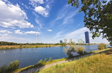 Viyana Tuna şehir, yeni Dc Kulesi ve Tuna Kulesi ile Tuna Adası. Dc-kule Avusturya'da en yüksek gökdelendir.