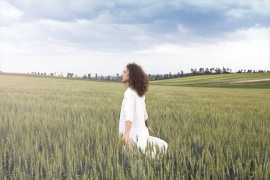 Yetişkin giyinmiş genç beyaz alan tahıl bitki ve izin akış düşüncelerini uzun adımlarla.