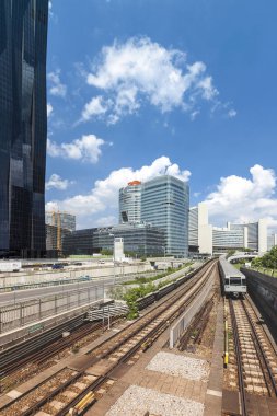 Viyana metro istasyonuna Danube City Uno complexe arka plan ve parçası ile yeni Dc-kule - Avusturya'da en yüksek gökdelen
