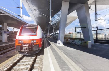 Vienna, Avusturya - Septem 8, 2015: Yeni ana tren istasyonu Viyana ile yeni Oebb tren Cityjet.
