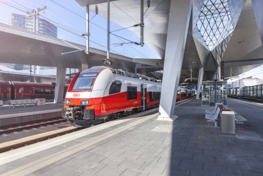 Vienna, Avusturya - Septem 8, 2015: Yeni ana tren istasyonu Viyana ile yeni Oebb tren Cityjet.