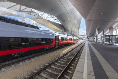 Vienna, Avusturya - Septem 8, 2015: Yeni ana tren istasyonu Viyana ile yeni Oebb tren Cityjet.
