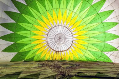 İçinde yeşil ve beyaz desenli sıcak hava balonu hazırlık