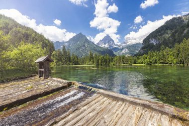 Hinterstoder 'daki Schiederweiher Dağı' nın tepelerinde Spitzmauer ve Grosser Priel manzaralı