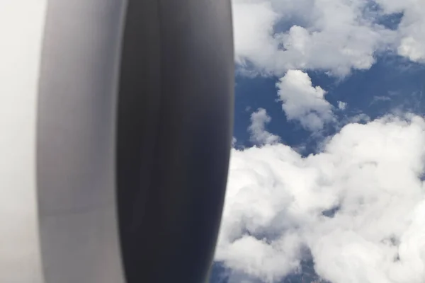 Primer Plano Del Motor Del Avión Sobre Las Nubes —  Fotos de Stock