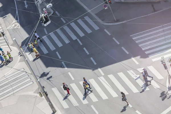 Sommige Onherkenbare Mensen Steken Straat Een Zonnige Dag — Stockfoto