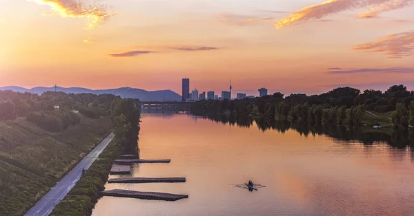 Atardecer Río Nuevo Danubio Con Horizonte Urbano Ciudad Del Danubio —  Fotos de Stock