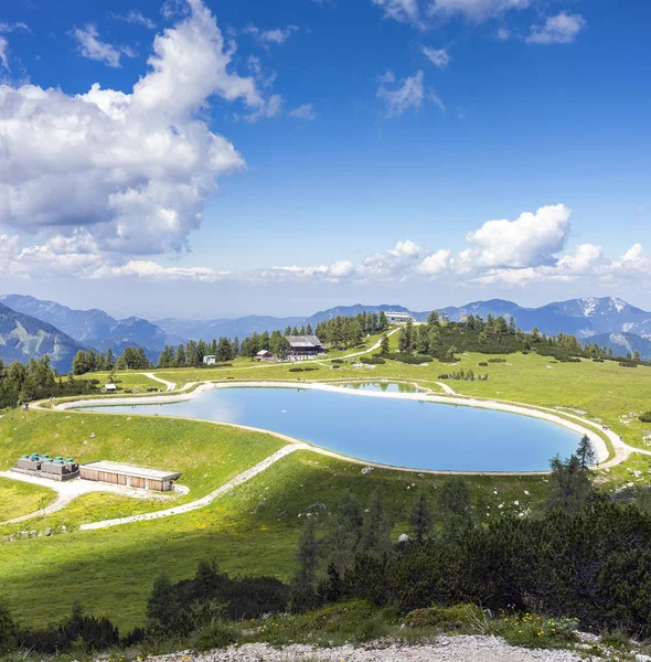 从山顶上可以看到奥地利阿尔卑斯山的霍斯 霍斯是上奥地利的 霍斯村 的一部分 尤其是他在冬季著名的世界杯滑雪比赛 — 图库照片