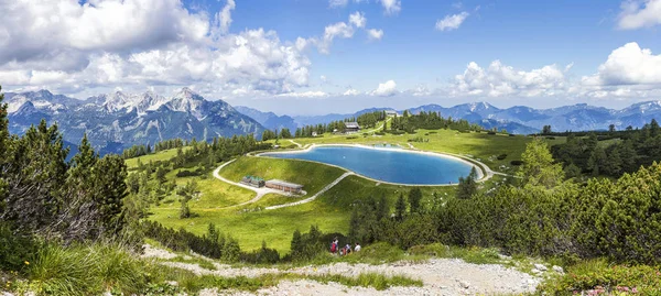 从山顶上可以看到奥地利阿尔卑斯山的霍斯 霍斯是上奥地利的 霍斯村 的一部分 尤其是他在冬季著名的世界杯滑雪比赛 — 图库照片