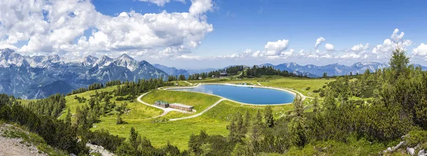 从山顶上可以看到奥地利阿尔卑斯山的霍斯 霍斯是上奥地利的 霍斯村 的一部分 尤其是他在冬季著名的世界杯滑雪比赛 — 图库照片