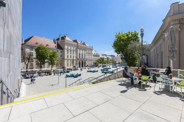 Wiedeń Austria Kwietnia 2016 Wiele Osób Spędza Słoneczne Popołudnie Museumsquartier — Zdjęcie stockowe