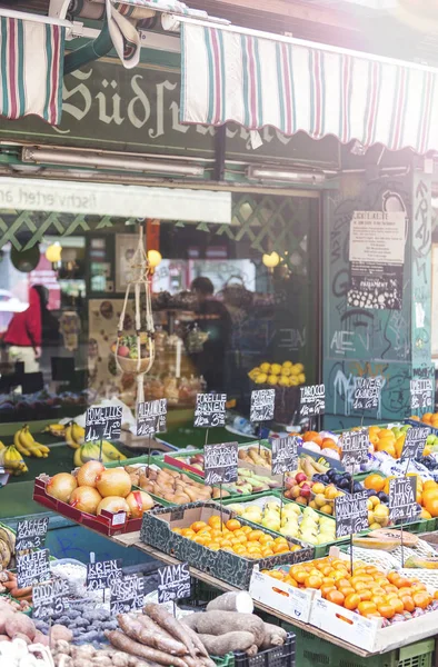 Uma Das Muitas Pequenas Lojas Mercado Naschmarkt Viena Com Frutas — Fotografia de Stock