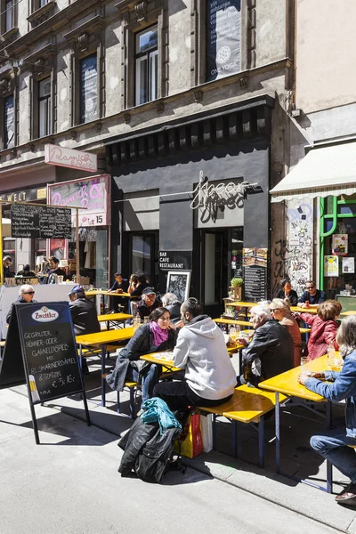 Bazı Insanlar Popüler Viyana Alışveriş Caddesi Neubaugasse Güneşli Bir Günün — Stok fotoğraf