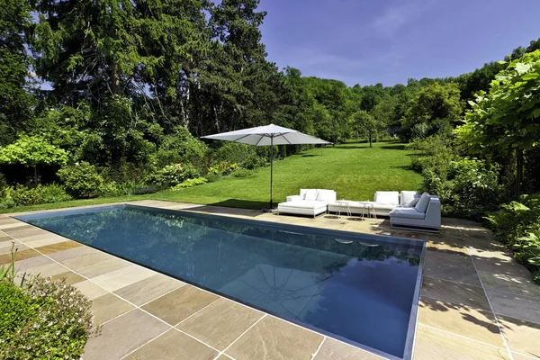 Modern Swimming Pool Garden — Stock Photo, Image