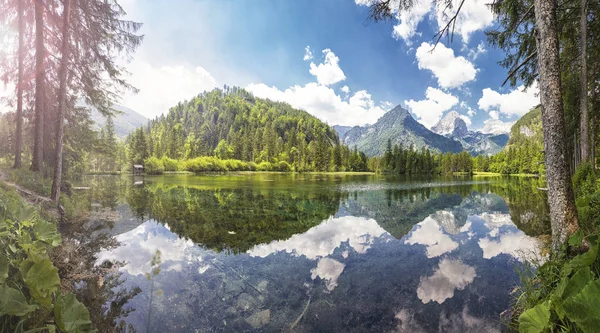 在Hinterstoder的Schiederweiher 可以看到山顶上的风景Spitzmauer和Grosser Priel的一部分 Hinterstoder在上奥地利 尤其以他著名的冬季世界杯滑雪比赛而闻名 — 图库照片